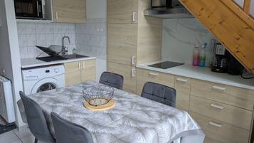 Réfrigérateur, micro-ondes, plaque de cuisson, cafetiÚre/bouilloire