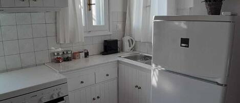 Fridge, oven, coffee/tea maker, electric kettle