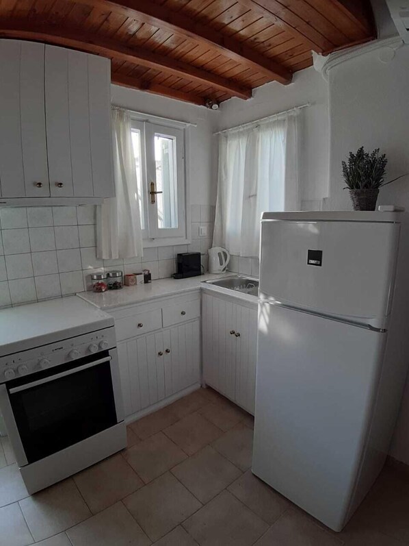 Fridge, oven, coffee/tea maker, electric kettle