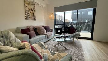 Deluxe Townhome | Living area