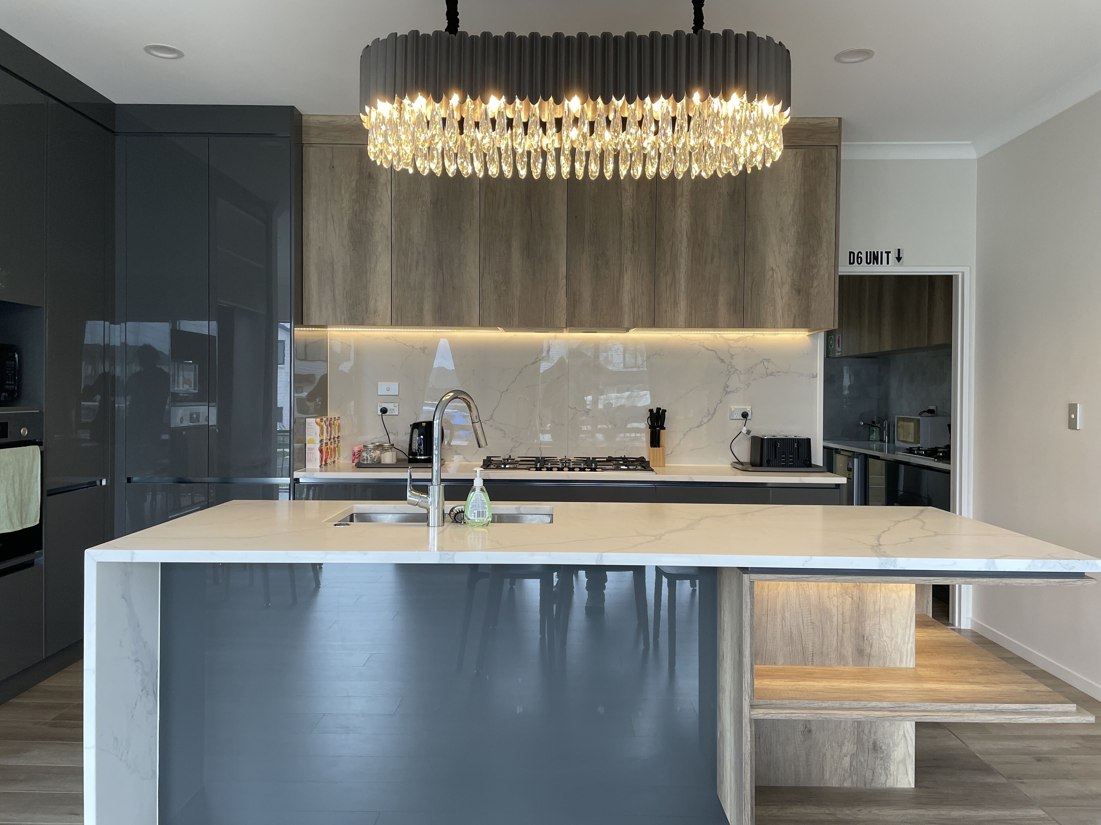 Großer Kühlschrank, Mikrowelle, Ofen, Herdplatte