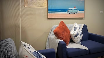 Superior-dobbeltværelse (D4 shared bath) | Opholdsområde | 32-tommers LED-tv med digitale kanaler, tv, Netflix