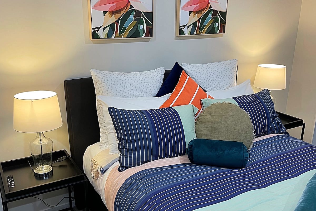 1 Schlafzimmer, hochwertige Bettwaren, individuell dekoriert