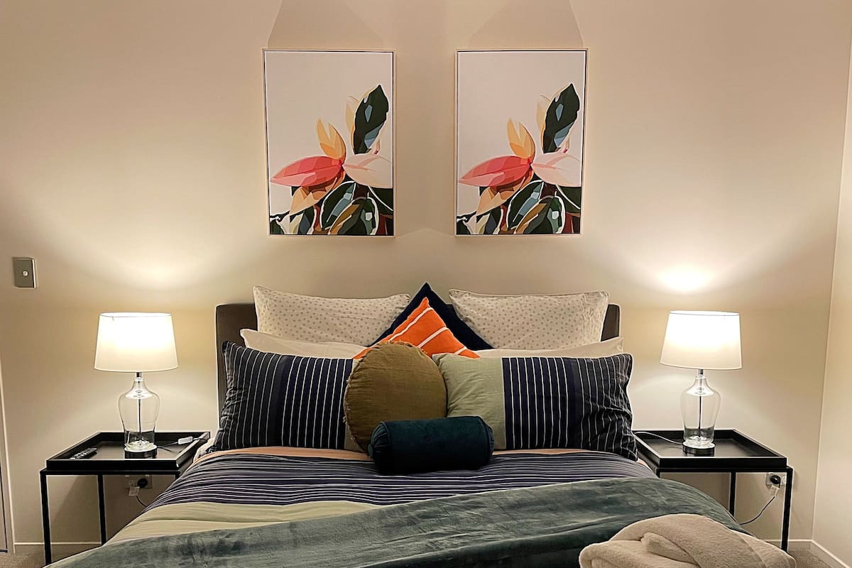 1 Schlafzimmer, hochwertige Bettwaren, individuell dekoriert
