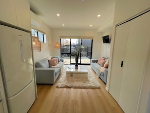 Deluxe Townhome | Living area | 32-inch LED TV with digital channels, TV, Netflix - Flatbush Holiday Accommodation (Auckland)