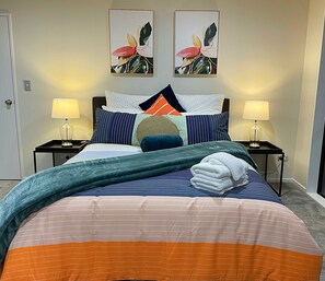 Premium bedding, individually decorated, desk, laptop workspace - Flatbush Holiday Accommodation (Auckland)