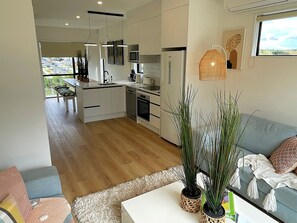 Deluxe Townhome | Living area | 32-inch LED TV with digital channels, TV, Netflix - Flatbush Holiday Accommodation (Auckland)