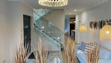 Casa Deluxe | Zona de estar | Televisión LED de 32 pulgadas con canales digitales, una televisión