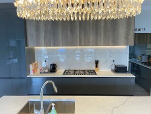 Full-sized fridge, microwave, oven, stovetop - Flatbush Holiday Accommodation (Auckland)