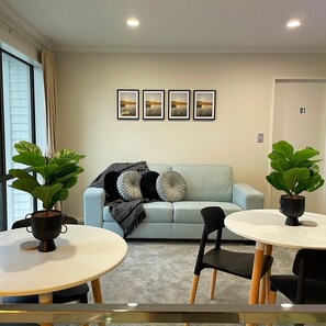 Deluxe House | Living area | 32-inch LED TV with digital channels, TV, Netflix - Flatbush Holiday Accommodation (Auckland)