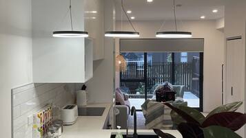 Deluxe Townhome | Private kitchen | Full-sized fridge, microwave, oven, stovetop