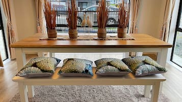 豪華獨棟房屋 | 起居區 | 32-吋LED 液晶電視、數位頻道、電視、Netflix