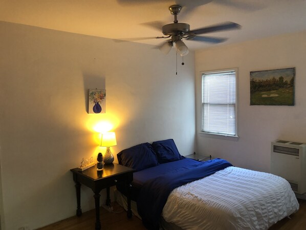 2 bedrooms, iron/ironing board, internet, bed sheets