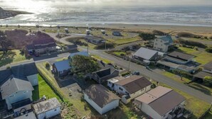 Eine Wohngegend an der Küste mit Häusern, einer Straße und einem Strand.