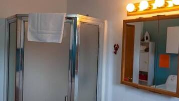 Suihkun ja ammeen yhdistelmä, hiustenkuivaaja, pyyhkeet, saippua