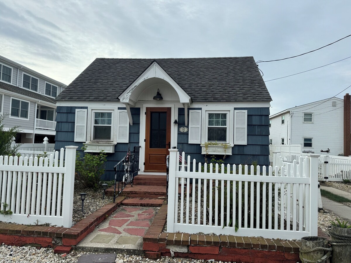 Cape May Fisherman's Cottage Located on historic Yacht Avenue in Cape May