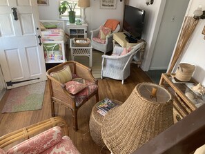 2 bedrooms, iron/ironing board, WiFi