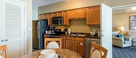 Kjøleskap, mikrobølgeovn, ovn og kokeplater