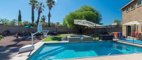 Alberca al aire libre y alberca climatizada