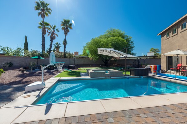 Een buitenzwembad, een verwarmd zwembad