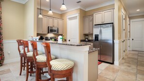 Un four, surface de cuisson, lave-vaisselle, cafetière-théière