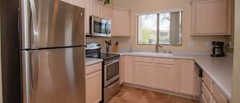 Refrigerador, microondas, horno, placa de cocina