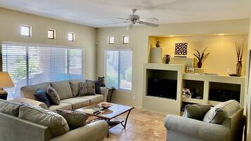 Smart-TV, BĂŒcher, Stereoanlage