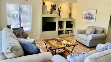 Een smart-tv, boeken en een stereo