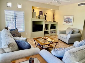 Smart TV, books, stereo - STEPS From the Pool! Relax in your Comfy Pool-side Condo! (Oro Valley)