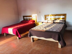 Quarto triplo básico, várias camas, vista para a piscina | Wi-Fi de cortesia