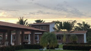 Vista frontal de la propiedad