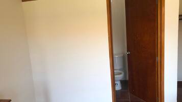 Regadera, amenidades de baño gratuitas, toallas