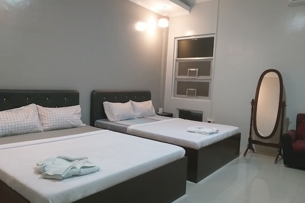 Quadruple Room | Free WiFi, bed sheets