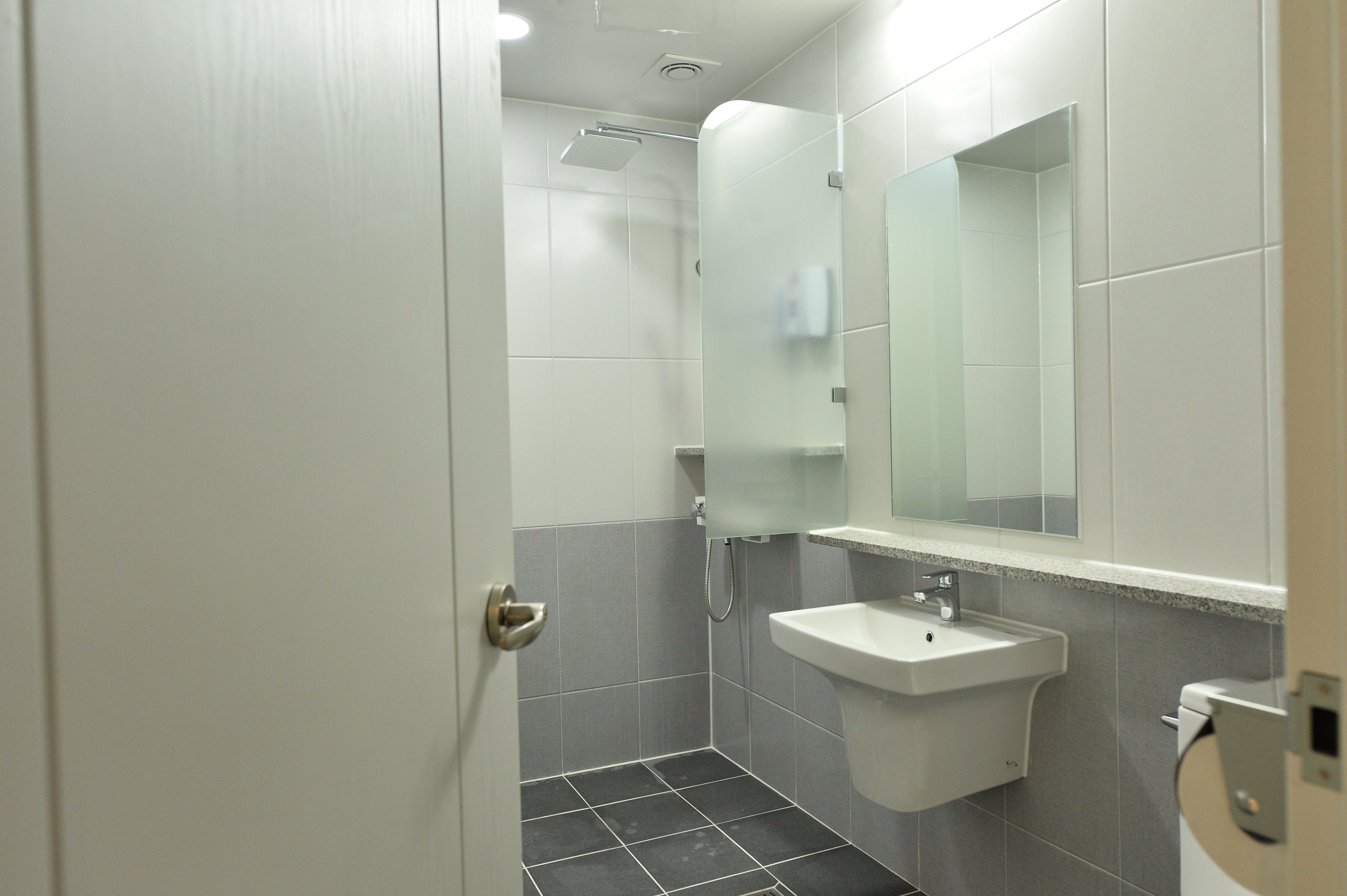 classic twin room, non smoking | bathroom | free toiletries, hair dryer, bathrobes, slippers