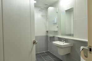 Klassieke Twin kamer, niet-roken | Badkamer | Gratis toiletartikelen, een haardroger, badjassen, pantoffels