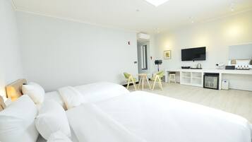 Classic Twin Room, Non Smoking | Minibar, in-room safe, individually furnished, desk