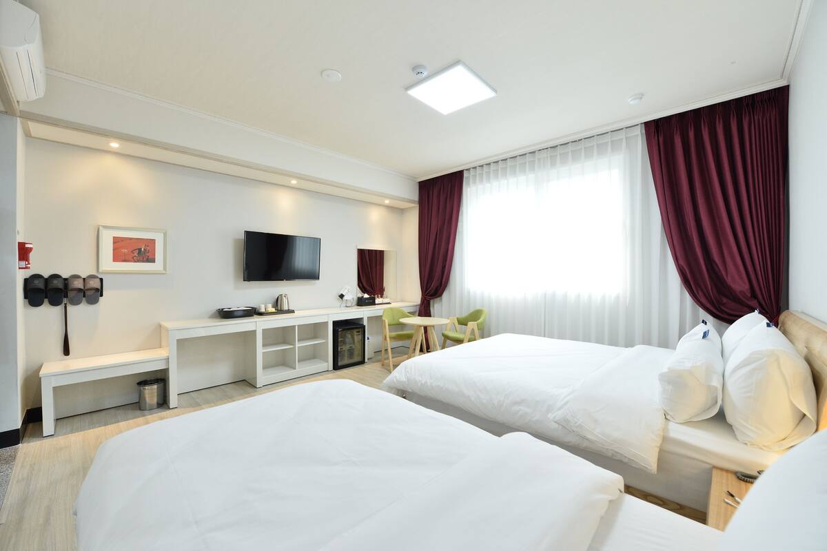 classic twin room, non smoking | 1 bedroom, minibar, in-room safe, individually furnished