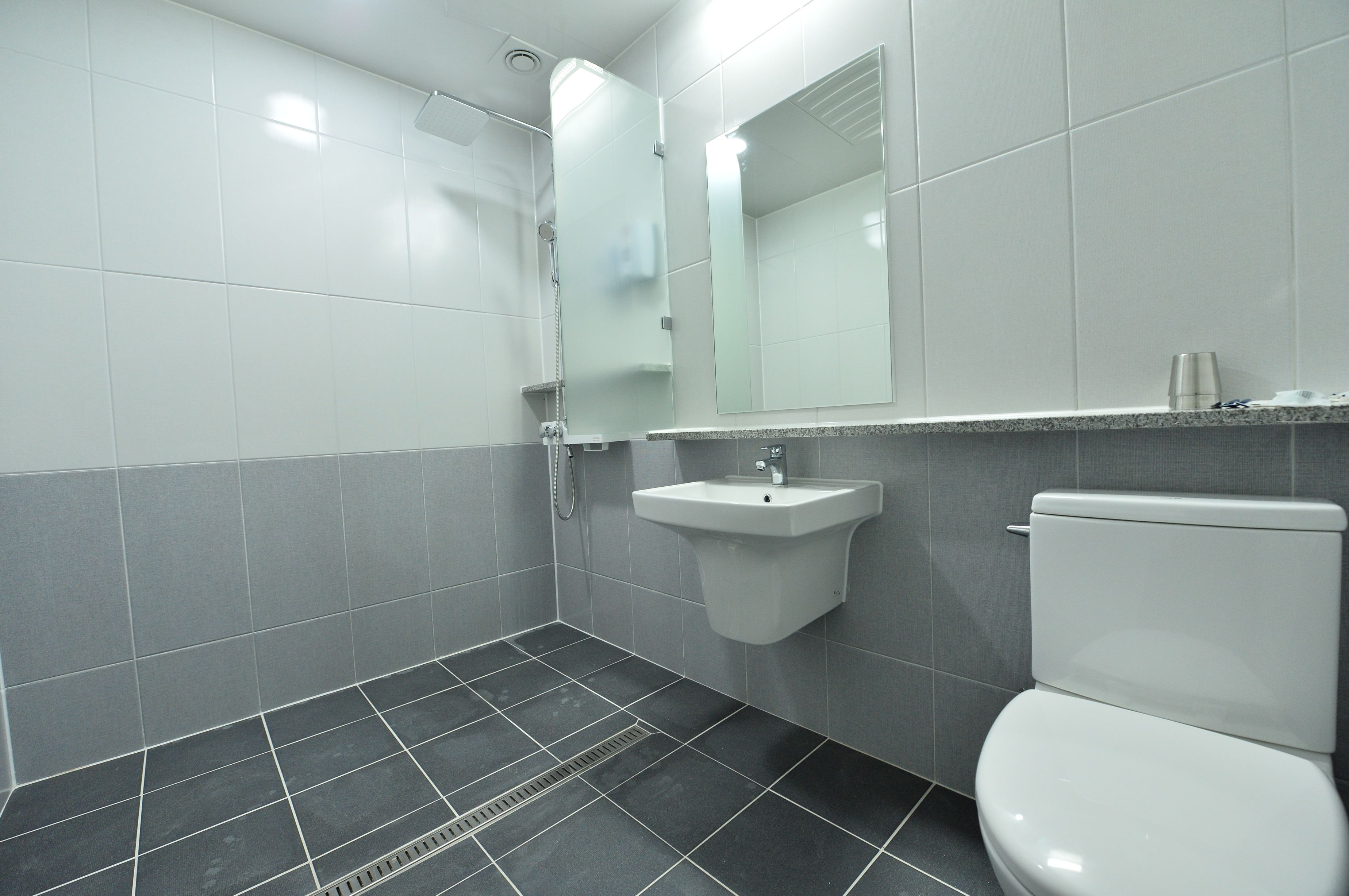 Deluxe Twin Room, Multiple Beds, Non Smoking | Bathroom | Free toiletries, hair dryer, bathrobes, slippers