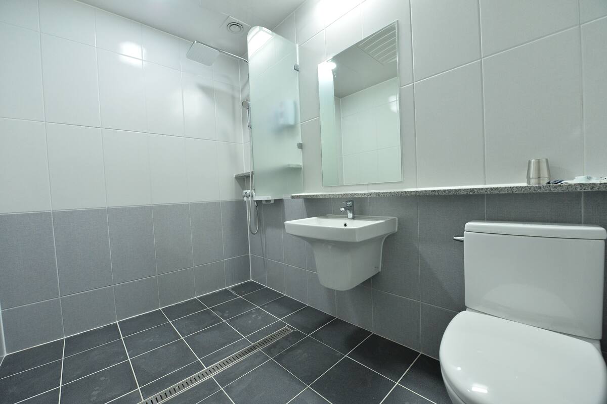 deluxe twin room, multiple beds, non smoking | bathroom | free toiletries, hair dryer, bathrobes, slippers