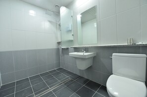 豪華雙床房, 多張床, 非吸煙房 | 浴室 | 免費梳洗用品、風筒、浴袍、拖鞋