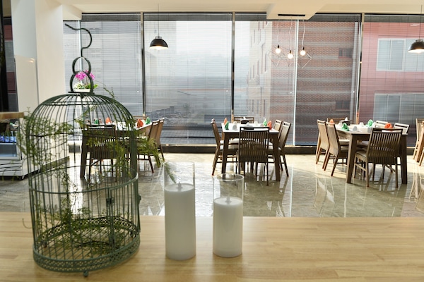 Daily buffet breakfast (KRW 20000 per person)