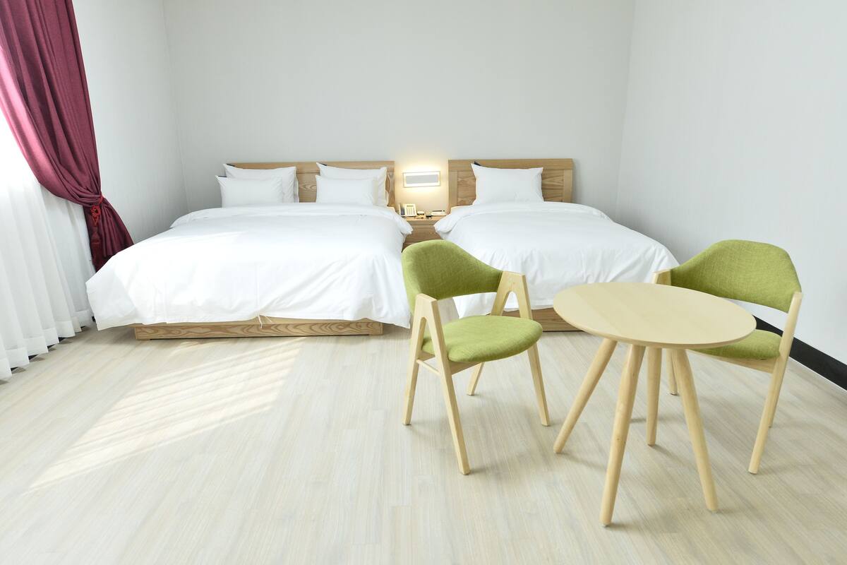 Deluxe Twin Room, Multiple Beds, Non Smoking | Minibar, in-room safe, desk, blackout drapes