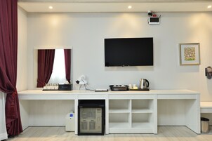 Frigobar, cofres nos quartos, individualmente mobiliados, escrivaninha