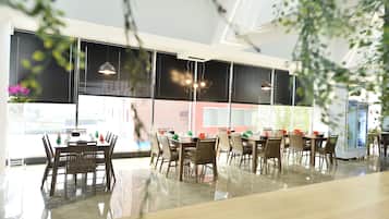 Daily buffet breakfast (KRW 20000 per person)
