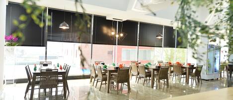 Desayuno buffet diario (KRW 20000 por persona)