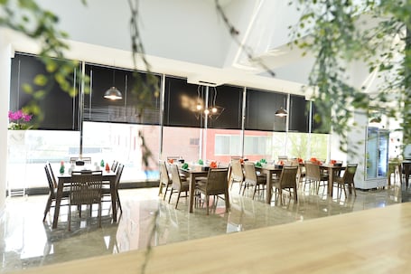 Daily buffet breakfast (KRW 20000 per person)