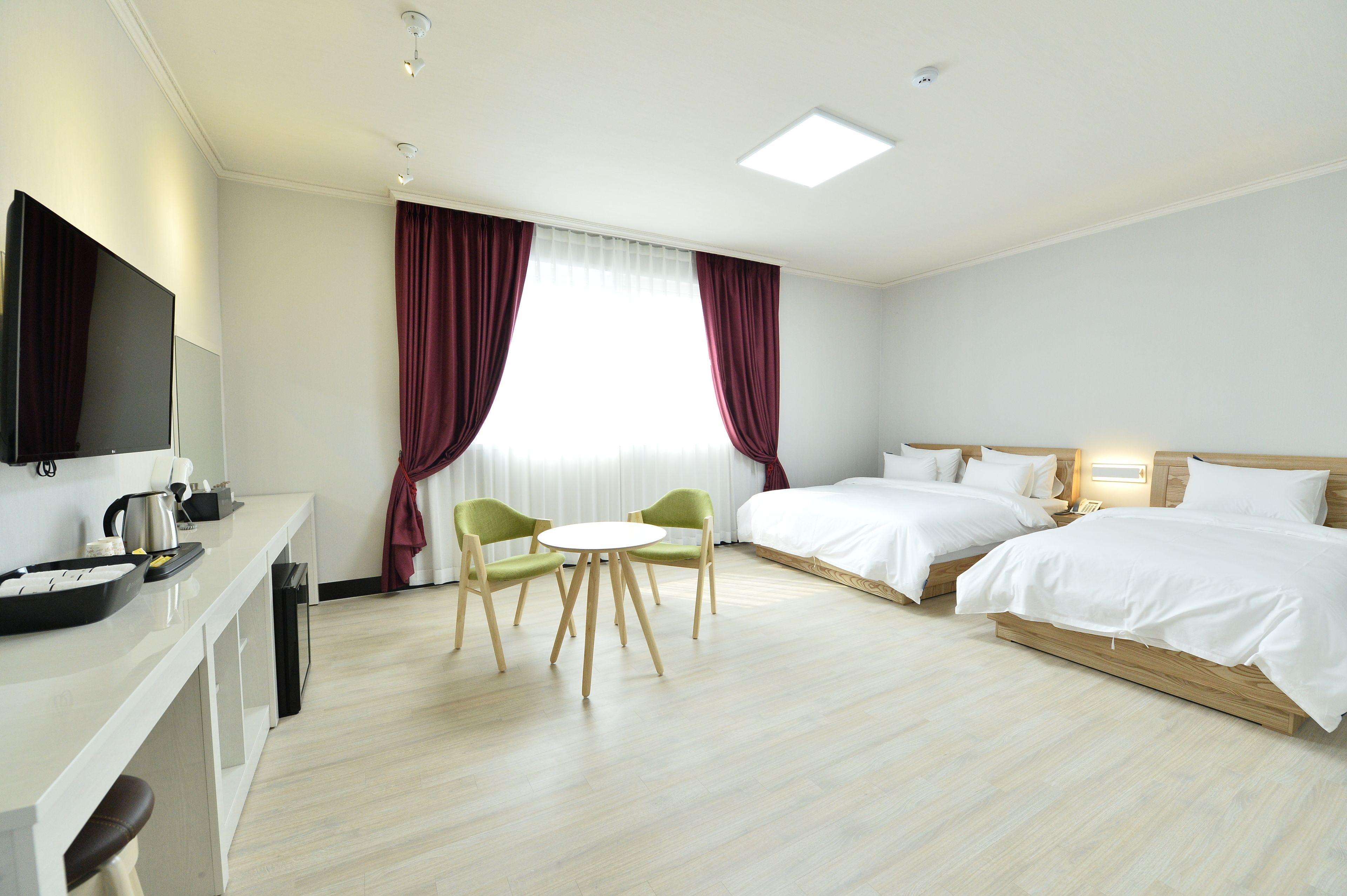 deluxe twin room, multiple beds, non smoking | 1 bedroom, minibar, in-room safe, individually furnished