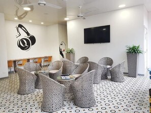 Televisión de pantalla plana de 32 pulgadas con canales por cable 