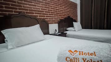 Habitación superior, 2 camas matrimoniales | Insonorización, tabla de planchar con plancha y wifi gratis