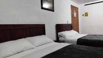 Habitación superior, 2 camas matrimoniales | Insonorización, tabla de planchar con plancha y wifi gratis